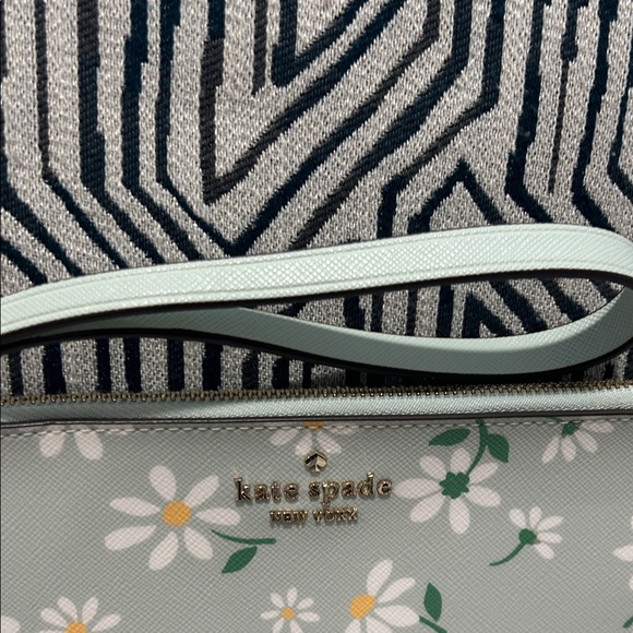 NWOT kate spade Mint Green Floral Wristlet with White & Yellow Daisies - Picture 4 of 9